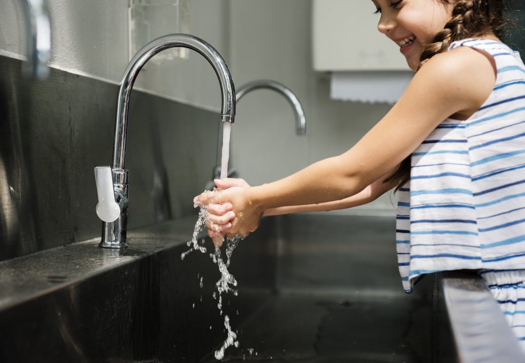 foto de menina lavando as mãos capa artigo segunda via da embasa